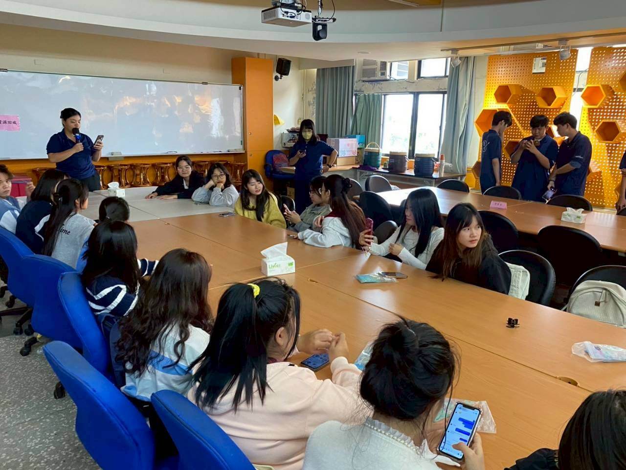 LINE_ALBUM_南專迎新_251205_1