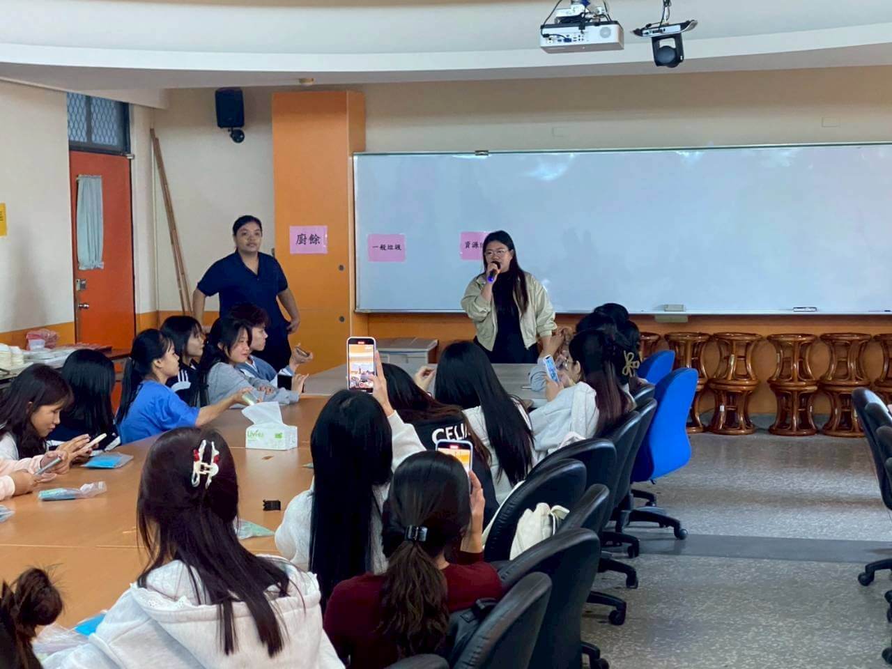 LINE_ALBUM_南專迎新_251205_2