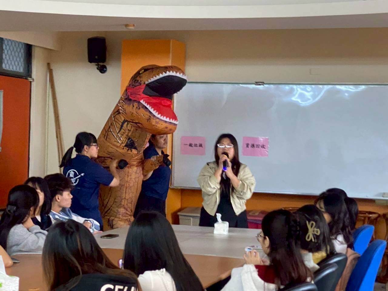 LINE_ALBUM_南專迎新_251205_3