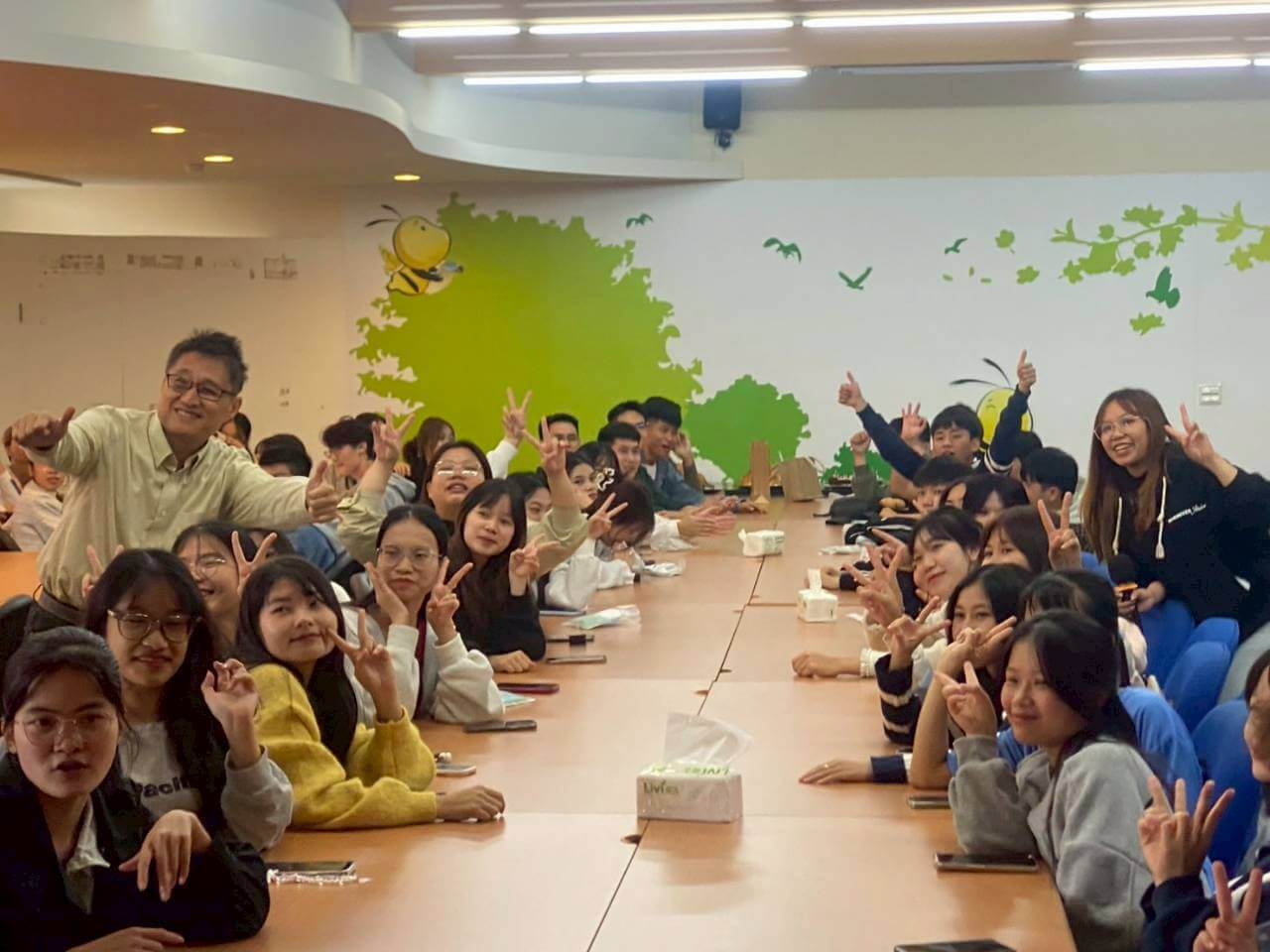 LINE_ALBUM_南專迎新_251205_4