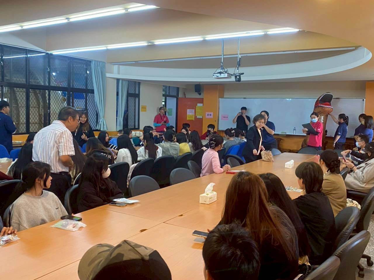 LINE_ALBUM_南專迎新_251205_6