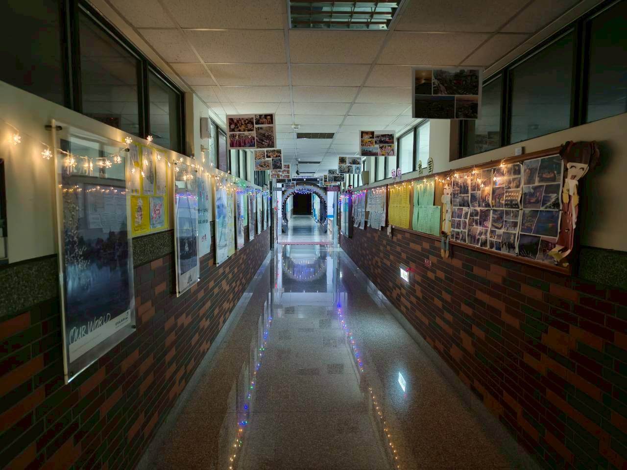 LINE_ALBUM_系辦前走廊_251128_2_0