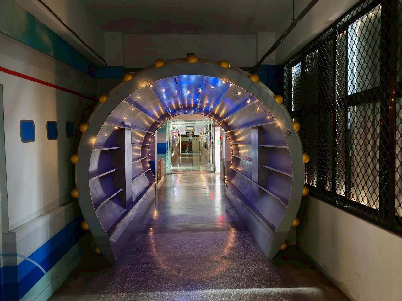 LINE_ALBUM_系辦前走廊_251128_3_0