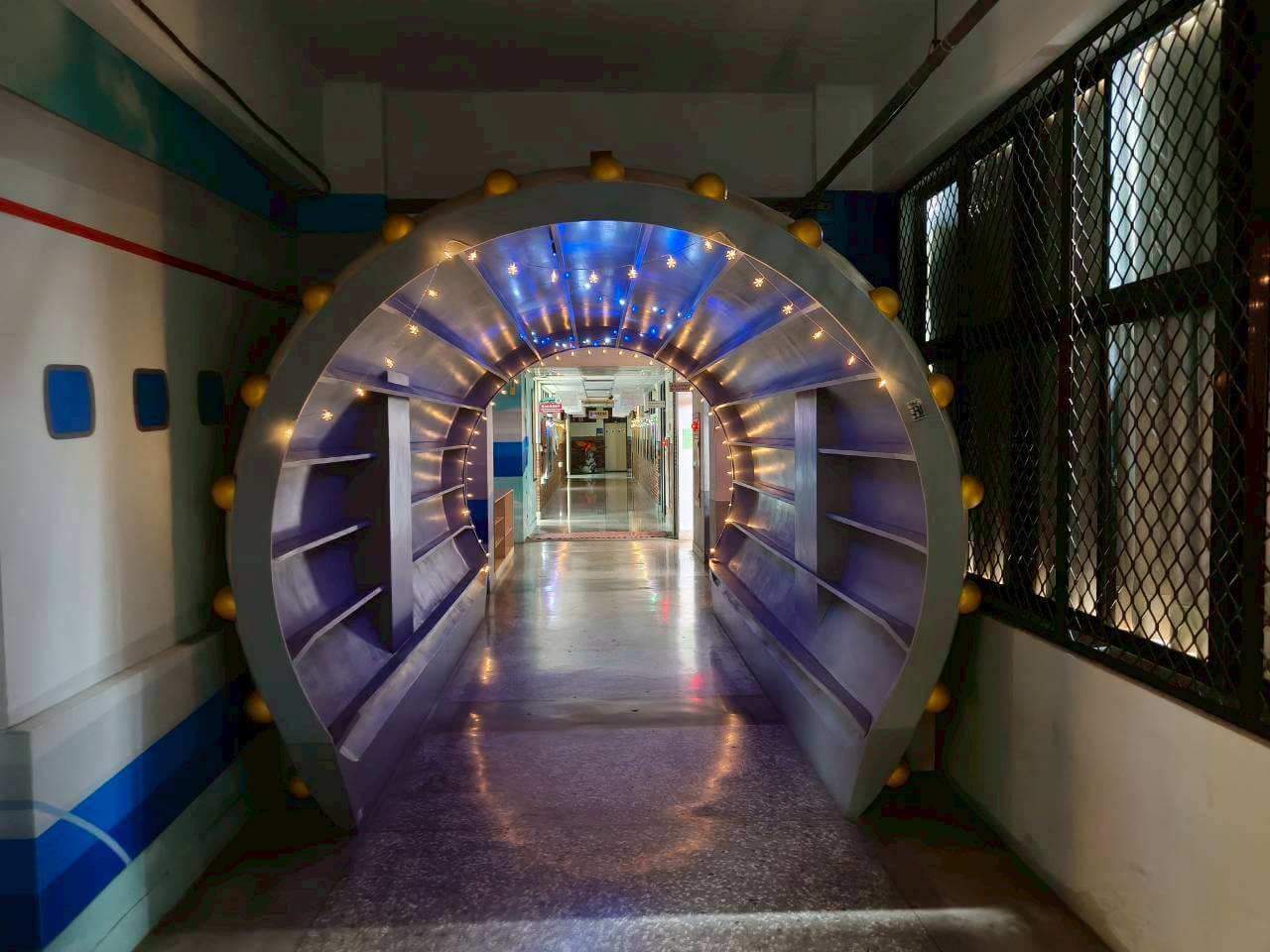 LINE_ALBUM_系辦前走廊_251128_4_0