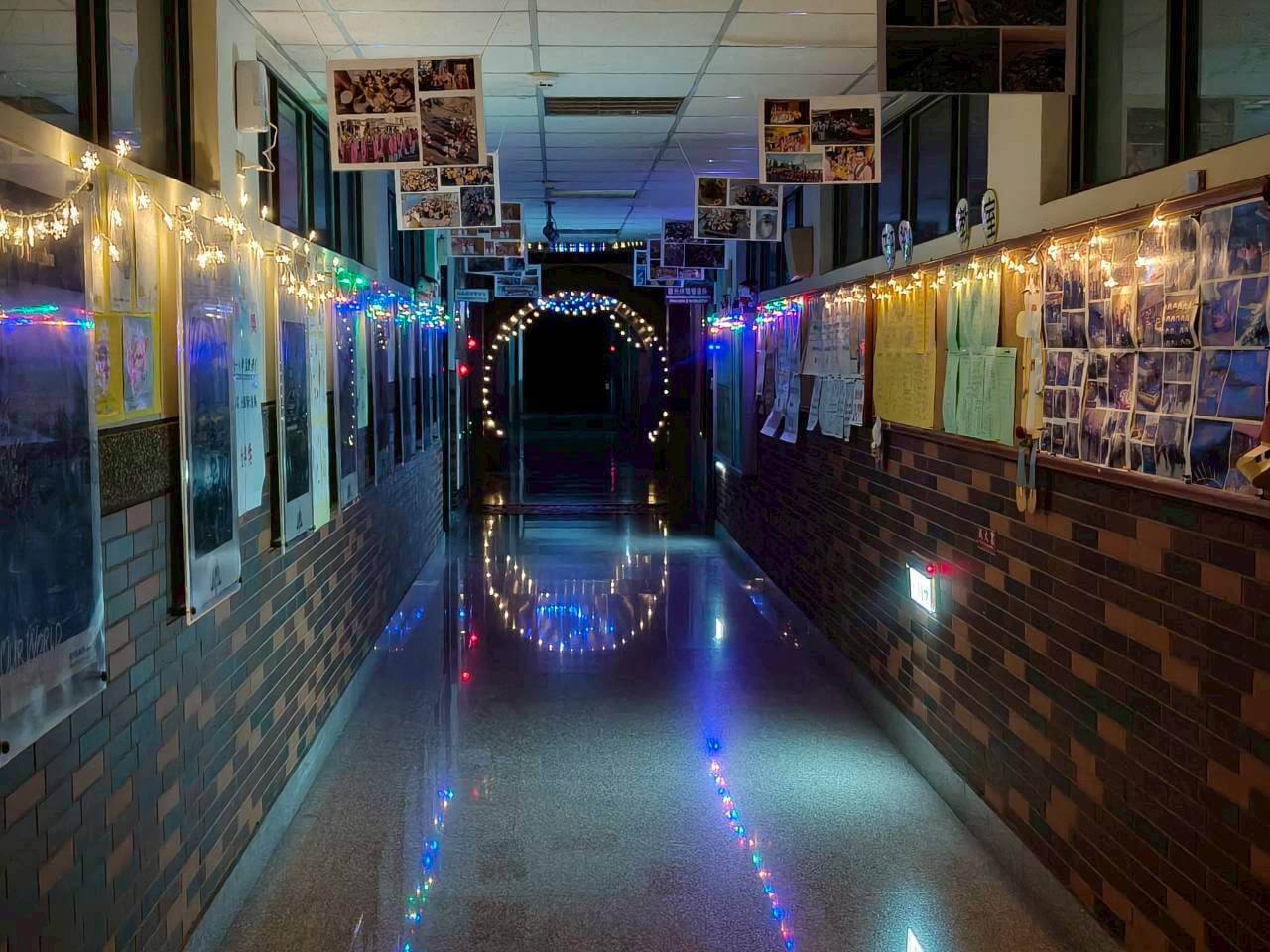 LINE_ALBUM_系辦前走廊_251128_5_0