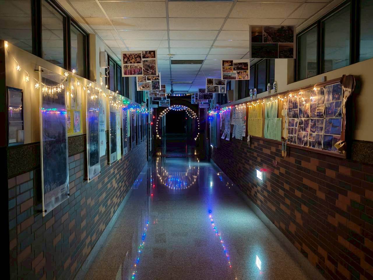 LINE_ALBUM_系辦前走廊_251128_6