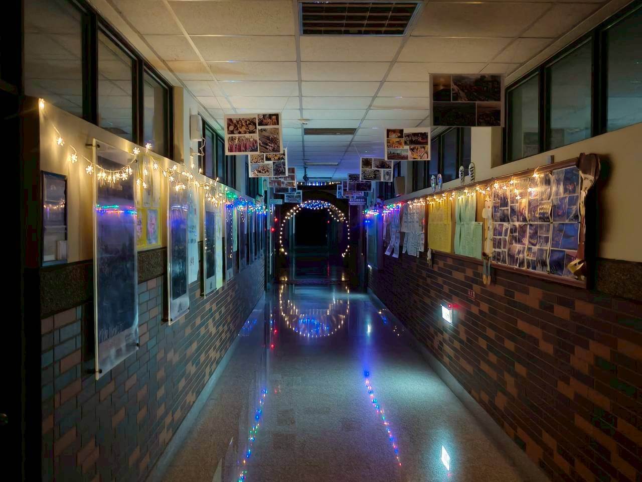 LINE_ALBUM_系辦前走廊_251128_7_0